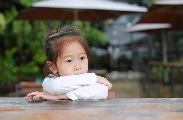 Asiática Niña Acostada Mesa Madera Con Mirando Hacia Fuera —  Fotos de Stock