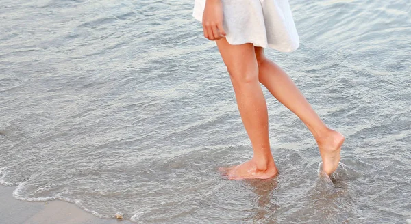 Mujer Joven Vestido Blanco Caminando Sola Playa — Foto de Stock