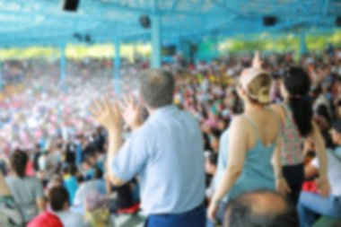 Konserde seyirciler yaratıcı müzik gösterisi sırasında bulanık. Duygusal stadyum üzerinde duran izlerken seyirci.