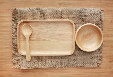 Ahşap Tepsi, kase ve çuval ahşap tahta arka plan karşı kaşık.