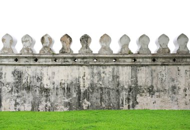 Eski duvarlar beyaz arka plan üzerinde izole geleneksel Tay Tapınağı.