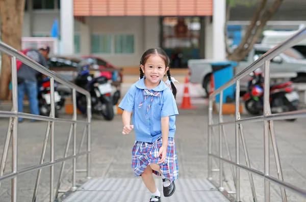 Usmívající Malé Asijské Dítě Dívka Školní Uniformě Přiběhl Kovové Schodiště — Stock fotografie