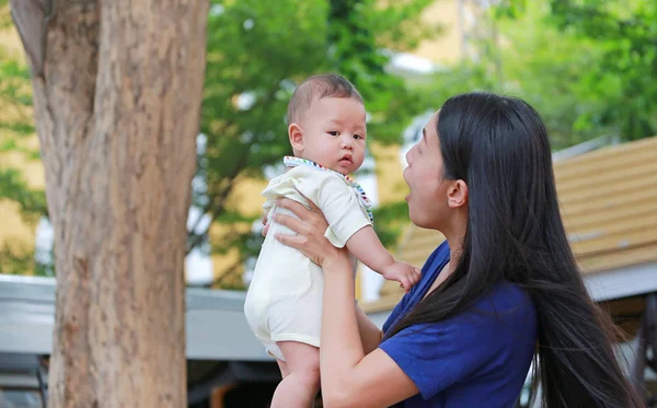 Ibu Asia Menggendong Bayinya Kebun Hijau — Stok Foto