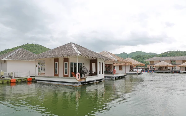 Raft House Flotando Río Con Montaña Kanchanaburi Resort Tailandia —  Fotos de Stock