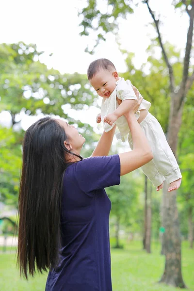Aziatische Moeder Gooit Van Happy Baby Jongetje Armen Tuin — Stockfoto