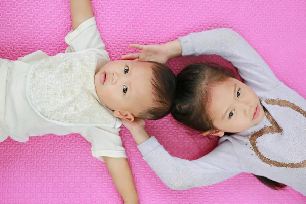 Adorable Hermana Asiática Linda Hermano Pequeño Acostado Colchón Rosa Estera — Foto de Stock