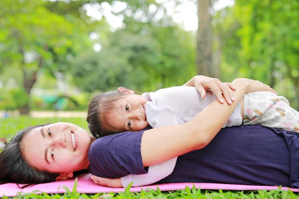Gelukkig Aziatische Moeder Omhelzen Haar Dochter Die Liggen Groene Tuin — Stockfoto