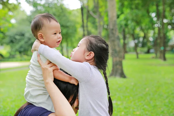 Happy Babyjongen Rijden Mama Schouder Spelen Met Zuster Het Natuurpark — Stockfoto