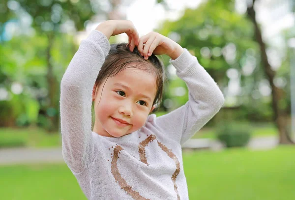 Portret Uśmiechający Się Ładny Asian Dziecko Dziewczynka Zielonym Ogrodzie Dokonaniem — Zdjęcie stockowe