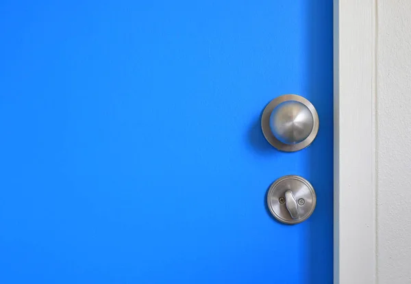 Nahaufnahme Edelstahl Knopf Und Verriegelung Blauer Tür Mit Kopierraum — Stockfoto