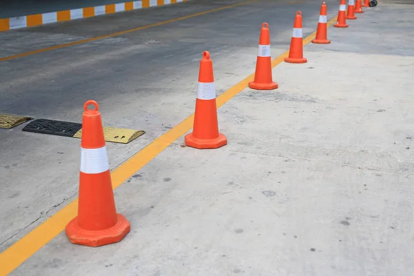 Fila Cono Tráfico Caucho Naranja Colocada Carretera —  Fotos de Stock