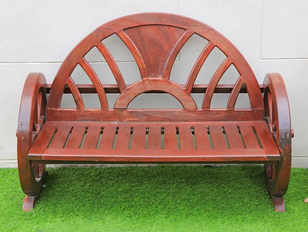 花园里的木制长椅 — 图库照片