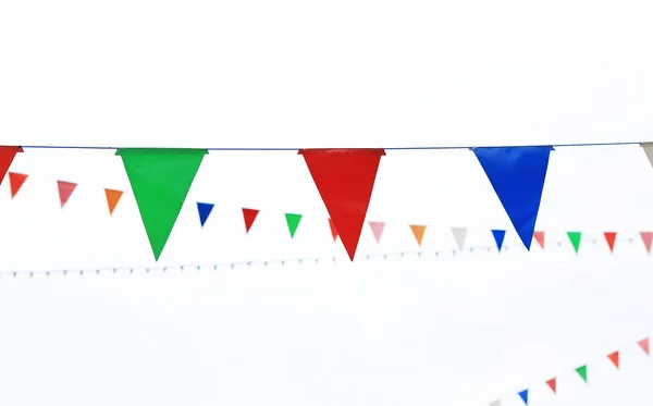 Kleurrijke Driehoekige Vlaggen Opknoping Witte Hemel Buiten — Stockfoto