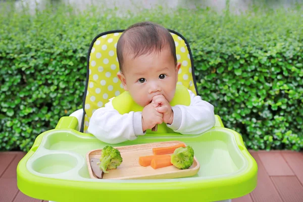 Chłopiec Azjatyckich Niemowlę Dziecko Jedzenie Przez Baby Led Ssania Blw — Zdjęcie stockowe