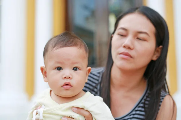 Aziatische Moeder Die Haar Kind Close — Stockfoto