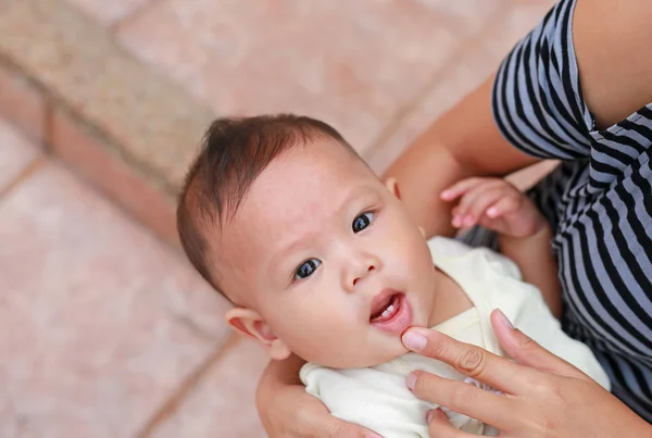 Las Manos Madre Abren Boca Del Bebé Para Examinar Los —  Fotos de Stock