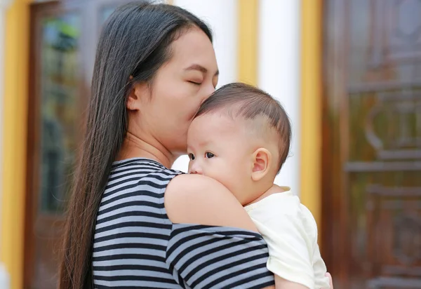 Potret Anak Yang Baru Lahir Dalam Pelukan Ibu — Stok Foto