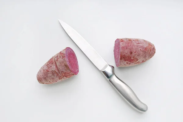 锋利的刀切半紫色的红薯在白色背景 — 图库照片