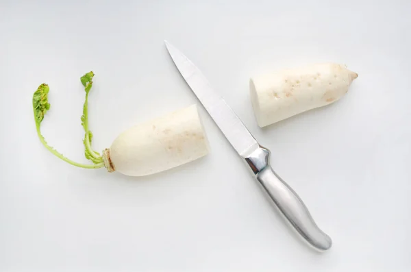 鋭いナイフは 白い背景の上半分の大根をカット — ストック写真