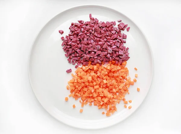 Нарезанный Сладкий Фиолетовый Картофель Морковь Тарелке Белом Фоне — стоковое фото