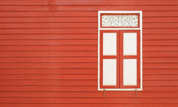 窓のあるレトロスタイルの壁の木板の家 — ストック写真