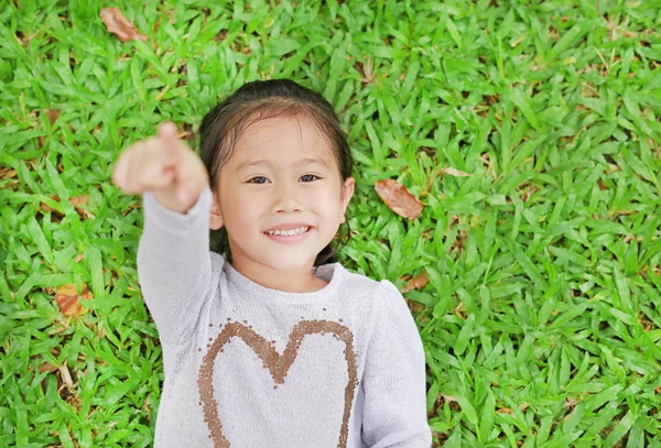 Portret Uśmiechający Się Uroczy Dziewczynka Azjatyckich Dziecko Leży Zielony Trawnik — Zdjęcie stockowe