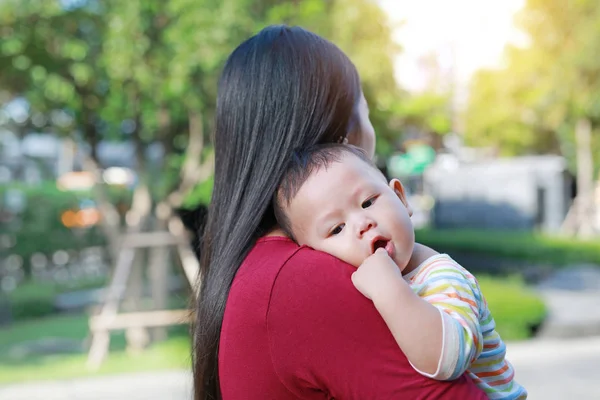 Portret Van Aziatische Babyjongen Liggen Knuffel Van Moeder — Stockfoto