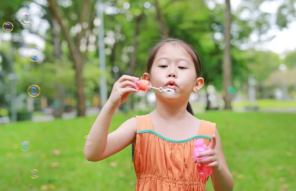 Милая Маленькая Девочка Играющая Пузырь Парке — стоковое фото