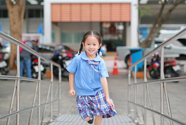 Bonito Pouco Ásia Criança Menina Escola Uniforme Até Metal Escada — Fotografia de Stock