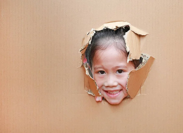 Sonriente Niña Asiática Mirando Través Agujero Cartón Con Espacio Copia — Foto de Stock