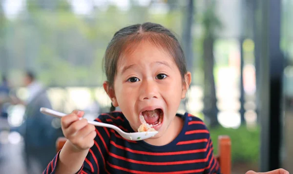 Uśmiechnięta Dziewczynka Azjatyckich Dziecko Siedząc Kawiarni Jedzenie Patrząc Prosto — Zdjęcie stockowe
