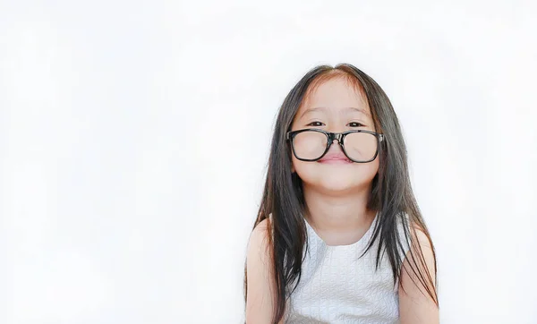 Ritratto Bambina Felice Con Occhiali Sfondo Bianco — Foto Stock