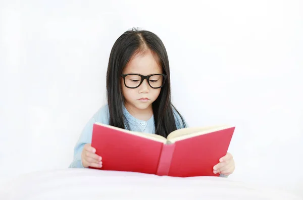 Plan Kleine Aziatische Jongen Meisje Dragen Bril Lezen Hardcover Boek — Stockfoto