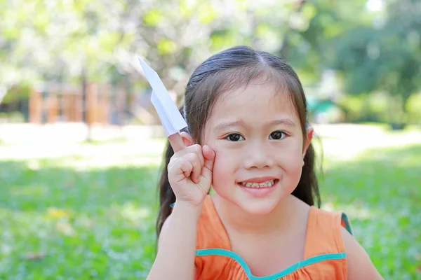 Очаровательная Маленькая Азиатская Девочка Сложила Лист Белой Бумаги Ракете Показала — стоковое фото