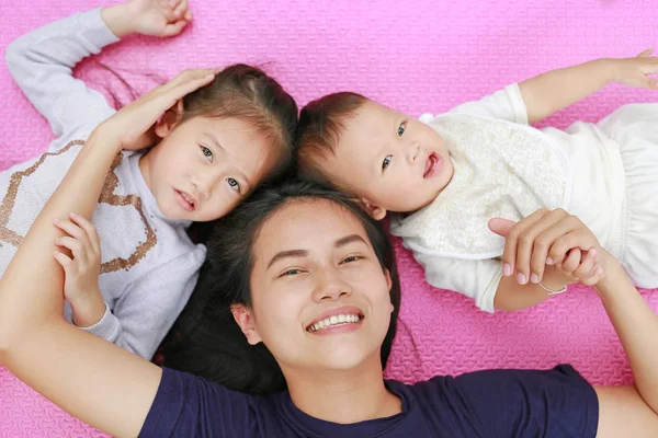 Anak Dan Ibu Muda Asia Yang Bahagia Berbaring Matras Merah — Stok Foto