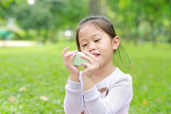 Mignon Petite Fille Asiatique Enfant Montrant Peu Nourriture Dans Ses — Photo