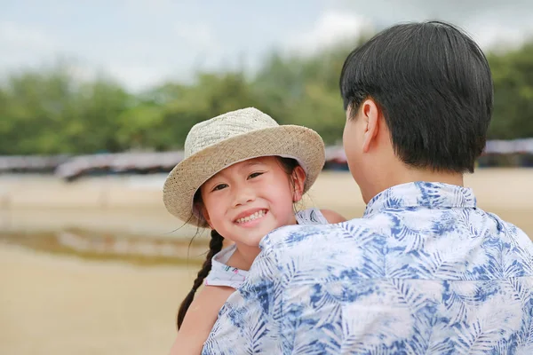 Feliz Pouco Ásia Criança Menina Com Seu Pai Carrega Praia — Fotografia de Stock