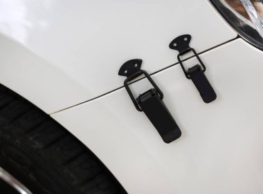 Araba ile genel amaçlı kelepçe kilit. Yakın çekim araba aksesuarları.