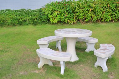 Mermer taş tezgah bahçede ayarla.