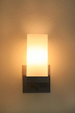 Duvardaki sarı ampul