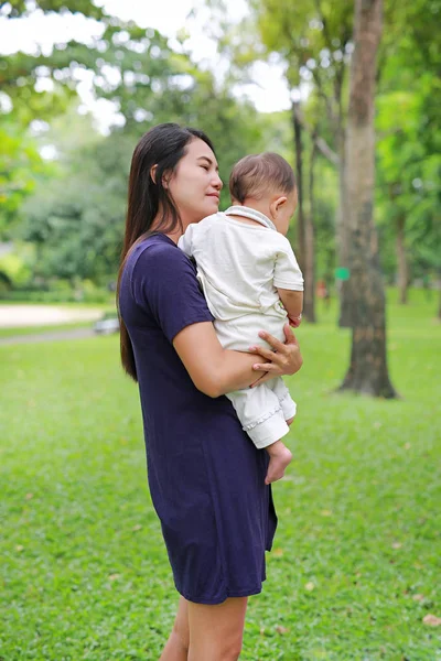 Ibu Asia Membawa Bayi Bayi Laki Lakinya Taman Musim Panas — Stok Foto