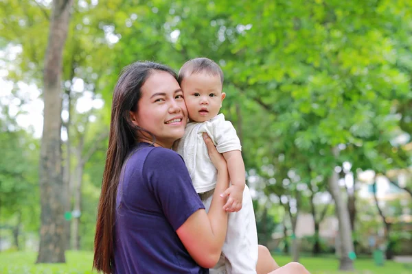 Mãe Asiática Carregando Seu Bebê Bebê Menino Jardim Verão — Fotografia de Stock