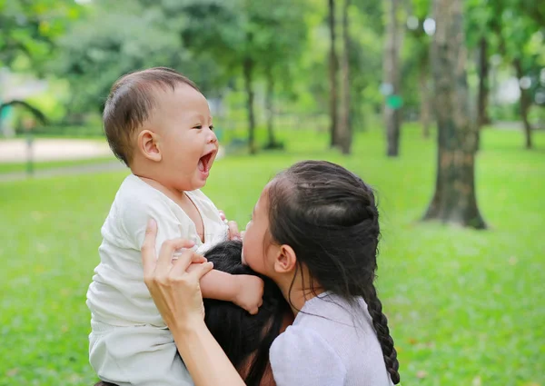 Щасливий Хлопчик Їде Плечі Мами Граючи Сестрою Природному Парку — стокове фото