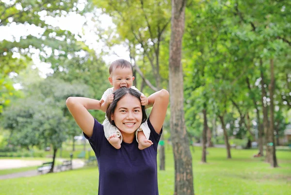 Beautiful Young Asian Mother Happy Baby Boy Riding Mom Shoulder — стоковое фото