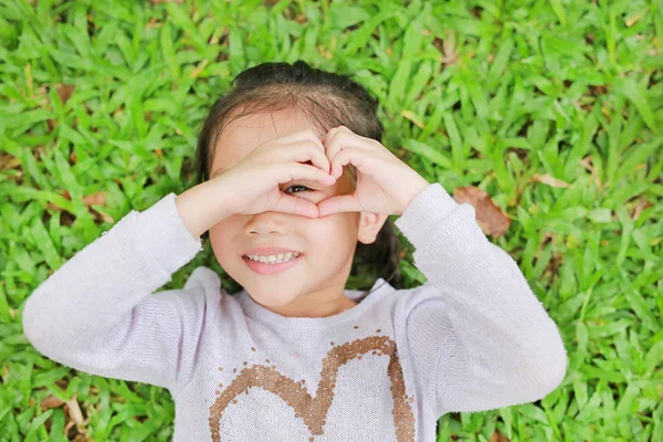 Retrato Sorrir Bonito Pequena Menina Asiática Deitada Gramado Verde Com — Fotografia de Stock