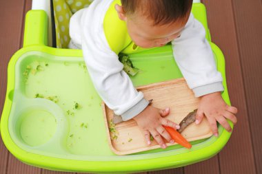 Üstten görünüm bebek bebek bebek (Blw) tarafından liderliğindeki sütten yeme. Parmak gıdalar kavramı.
