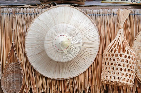 タイの伝統的な農家の手作り帽子ハング藁の壁の背景に — ストック写真