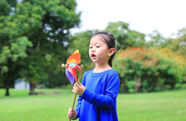 Adorable Petite Fille Asiatique Enfant Soufflant Éolienne Dans Jardin Été — Photo