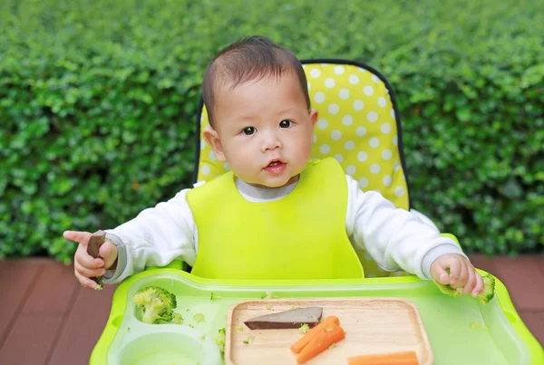 Niño Bebé Asiático Comiendo Por Baby Led Weaning Blw Concepto — Foto de Stock