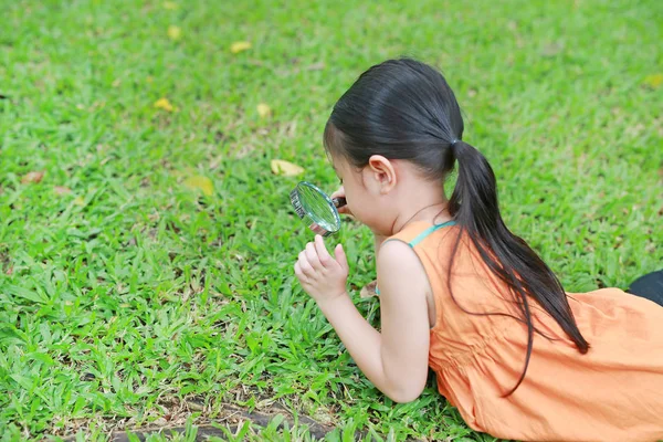 Pequena Menina Asiática Com Lupa Jardim Grama Verde Natureza Close — Fotografia de Stock